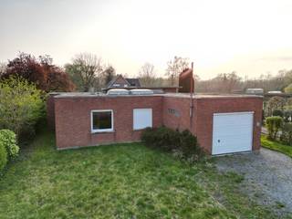 Lichtrijke, vrijstaande laagbouwwoning met 3 slaapkamers, garage en tuin. De woning, opgetrokken in 1963, staat ingeplant op een mooi perceel...