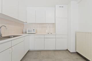 <p>Te koop: gelijkvloers appartement in het centrum van Sint-Idesbald, op de Koninklijke Baan, nabij groene omgeving en openbaar vervoer.</p>

<p> </p>

<p>Dit open appartement biedt rechtstreeks toegang vanaf de straat, ideaal voor wie comfort en bereikbaarheid belangrijk vindt. De woning is te renoveren naar eigen smaak, waardoor u uw persoonlijke stijl volledig kunt realiseren. Gelegen in het levendige centrum, met winkels, horeca en het strand op korte afstand, geniet u hier van een praktische ligging en een aangename woonomgeving.</p>

<p> </p>

<p>Belangrijkste ruimtes:<br />• Woonkamer met directe toegang tot buiten, veel lichtinval.<br />• Keuken, klaar voor renovatie en inrichting naar eigen wensen.<br />• Slaapkamer, voldoende ruimte voor een dubbel bed.<br />• Badkamer met basisvoorzieningen.<br />• Inkomhal met toegang tot alle vertrekken.</p>

<p> </p>

<p>Troeven:<br />• Gelijkvloers met rechtstreeks toegang.<br />• Te renoveren naar eigen smaak.<br />• Centrale ligging nabij strand, winkels en openbaar vervoer.</p>

<p> </p>

<p>Neem vandaag nog contact op met uw ERA-makelaar voor een bezoek.</p>

<p> </p>

<p>JOUW DROOMAPPARTEMENT. ZO GEVONDEN!</p>