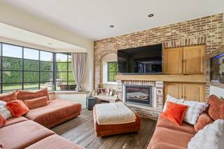 Prachtige villa met zicht over weilanden op 1,6 Ha te Lommel<br /><br />Prachtige, exclusieve villa met zicht over weilanden op een ruim perceel van 1,6 Ha. Gelegen in een rustige straat, nabij de Nederlandse grens. Op het gelijkvloers inkomhal met toilet, ruime leefruimte met eetkamer, salon, bureau, ingerichte keuken, wasplaats, toegang kelder en berging. Op de eerste verdieping bevinden zich 4 slaapkamers, 1 badkamer en apart toilet. Vaste trap naar de zolderverdieping met mogelijkheid tot verdere afwerking.<br />Mooie tuin met overdekt terras en zonneterras, zwembad en groot bijgebouw (138m²) met 4 paardenstallen, op een perceel met prachtig zicht over weilanden!<br /><br />Indeling gelijkvloers:<br />Via de inkomhal met gastentoilet heeft u enerzijds toegang tot de woonkamer met bureauruimte en anderzijds tot het keukengedeelte. Deze is zeer ruim opgevat en bestaat uit een lichte eetkamer met prachtig zicht over de tuin en zwembad, een gezellige zitkamer met inbouwcassaette en daarlangs bureauruimte. Vanuit alle leefruimten heeft u een prachtig zicht op de aangelegde tuin met zwembad.<br /><br />De leefruimte sluit naadloos aan op de open luxe keuken voorzien van een inductiekookplaat (SMEG), 3 heteluchtovens, oven, vaatwasser, koelkast en eiland. <br />Tevens is er een ruime en praktische bijkeuken/wasplaats voorzien van maatkasten. <br /><br />Eerste verdieping:<br />De nachthal biedt toegang tot de 4 slaapkamers op deze verdieping. De master-suite is voorzien van airconditioning en ingebouwde kasten. Verder is er nog de 2de, 3de en 4de slaapkamer. De laatste slaapkamer wordt momenteel gebruikt als dressing/berging. De ruime badkamer is voorzien van bad, douche en dubbele wastafel. Apart toilet op de nachthal.<br /><br />Tweede verdieping:<br />Via een vaste trap komen we tot dit volwaardige extra verdiep. Deze ruimte biedt mogelijkheden tot extra slaapkamer(s) en/of hobbyruimte.<br /><br />Bijgebouwen en tuin:<br />De tuin is uitgerust met een gezellig overdekt terras, een zonneterras, een zwembad en een ruim bijgebouw (ca. 138m²). Hierin is deels garage en deels voorzien voor 4 paardenstallen. Verder is er aansluitend aan de tuin een prachtig weiland volledig omheind met kwaliteitsvolle houten omheining, wat zeer veel mogelijkheden biedt voor paarden-en dierenliefhebbers.<br /><br />BIJZONDERHEDEN<br />- Zonnepanelen <br />- Airconditioning <br />- Vloerverwarming<br />- Omheinde weilanden<br />- Bijgebouw met paardenstallen<br />- Natuur achteraan perceel