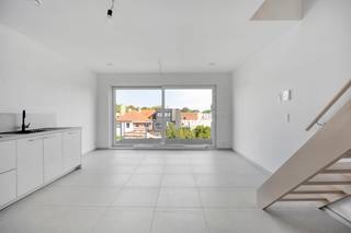 <p>Immo DAVID stelt u dit energiezuinige nieuwbouw duplexappartement met twee slaapkamers en een terras van 10 m² voor. Hier geniet u van volledig ontzorgd wonen: alles is nieuw, kwalitatief afgewerkt en ontworpen met oog voor comfort, energiezuinigheid en hedendaags woonplezier.</p>
<p>Het duplexappartement is gelegen op de tweede verdieping, in een verkeersluwe, doodlopende straat, in een kleinschalig gebouw zonder lift, waardoor u geniet van een rustige woonomgeving en lage gemeenschappelijke kosten.</p>
<p>Via de inkomhal komt u in de ruime en lichtrijke leefruimte van 26 m² met open keuken. Vanuit de woonkamer heeft u rechtstreeks toegang tot het terras van 10 m², waar u heerlijk kunt genieten van de buitenlucht. Verder beschikt het appartement over twee slaapkamers van 14 m² en 7 m², een moderne badkamer met inloopdouche en dubbele wastafel, een aparte wasberging, een afzonderlijk hangtoilet met handenwasser en een videofoon voor extra comfort en veiligheid. Via een praktische trektrap bereikt u bovendien de ruime privatieve bergzolder, ideaal als extra bergruimte.</p>
<p>Bij het appartement hoort bovendien een privatieve autostaanplaats en er is een gemeenschappelijke fietsenberging voorzien.</p>
<p>Dankzij de uitstekende energiescore A, zonnepanelen, een warmtepomp en een performant ventilatiesysteem woont u hier niet alleen comfortabel, maar ook bijzonder energiezuinig.</p>
<p>Een absolute topligging, vlak bij het centrum van Zellik, de E40, de Ring Brussel, winkels, openbaar vervoer, Brussel, UZ Jette, het Laarbeekbos en de fietssnelweg, maakt dit duplexappartement de ideale keuze voor wie rustig wil wonen met alle voorzieningen binnen handbereik.<br />EPB in opmaak</p>