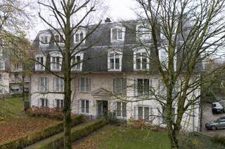 Dit comfortabele en ruime appartement bevindt zich in Residentie Versailles, op de eerste verdieping aan de rustige achterzijde van het gebouw. De residentie is gelegen op een aangename en praktische locatie, met verschillende voorzieningen op korte afstand en een vlotte bereikbaarheid.<br /><br />Bij het binnenkomen treft u een ruime inkomhal die toegang biedt tot de verschillende kamers. De grote leefruimte baadt in natuurlijk licht en wordt gekenmerkt door een warme parketvloer. Aansluitend bevindt zich het gezellige terras met een rustgevend uitzicht op het groene achtergebied. De keuken is afzonderlijk ingericht.<br />Het appartement beschikt over drie volwaardige slaapkamers en een badkamer. Met een bewoonbare oppervlakte van 126 m² voelt het geheel bijzonder ruim en aangenaam aan. Het gebouw wordt omgeven door een verzorgde gemeenschappelijke tuin met veel groen.<br /><br />Daarnaast is er een privatieve kelderberging inbegrepen en is de aankoop van een afgesloten garagebox verplicht (+ € 30.000). <br /><br />Meer info of een bezoek? Contacteer Julie op +32 478 07 43 43 of julie@ocvastgoed.be<br /><br />EPC:  165kWh/m² (B-label)  - Bruikbare vloeroppervlakte 126m² (Volgens het EPC-verslag) <br />Stedenbouwkundige inlichtingen: woongebied, stedenbouwkundige vergunning, geen verkavelingsvergunning, geen rechterlijke herstelmaatregel of bestuurlijke maatregel opgelegd, voorkooprecht.<br />Geen overstromingsgevoelig gebied. P-score = A, G-score = A<br />Dit pand is niet onderhevig aan de renovatieverplichting