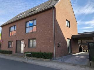 In het centrum van Westrozebeke, vinden we dit zeer verzorgd duplex appartement, voorzien van carport, tuintje en terras.Indeling :Ruime inkomhall...