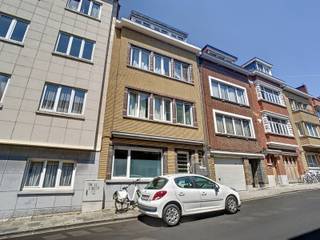 Leuke, rustig gelegen flat gelegen in Leuven! <br /><br />Deze gerenoveerde, gelijkvloerse flat is vooraan gelegen in het gebouw. Via de gemeenschappelijke inkom komt u binnen in de lichtrijke leef-/slaapruimte. In het voorste gedeelte van de leefruimte bevindt zich een mooie sierschouw. In het tweede gedeelte van de leef-/slaapruimte bevindt zich het open keukentje (voorzien van koelkast met diepvriesvakje, 4 keramische kookplaten, dampkap en spoelbak). Tenslotte is er nog een badkamer met aparte lavabo ingewerkt in een lavabomeubel, een toilet en een douche. Er is tevens een kelderberging inbegrepen. In het gebouw is eveneens een fietsenstalling aanwezig. De flat is uitstekend gelegen qua verkeerstechnische verbinding, ontspanningsmogelijkheden en winkels.<br /><br />Deze flat is beschikbaar vanaf 01/02/2026.<br /><br />De maandelijkse huurprijs bedraagt 750 euro. Er zijn geen gemeenschappelijke kosten. Alle verbruik is individueel.<br /><br />Interesse? Vraag uw bezoek aan via www.living-stone.be.