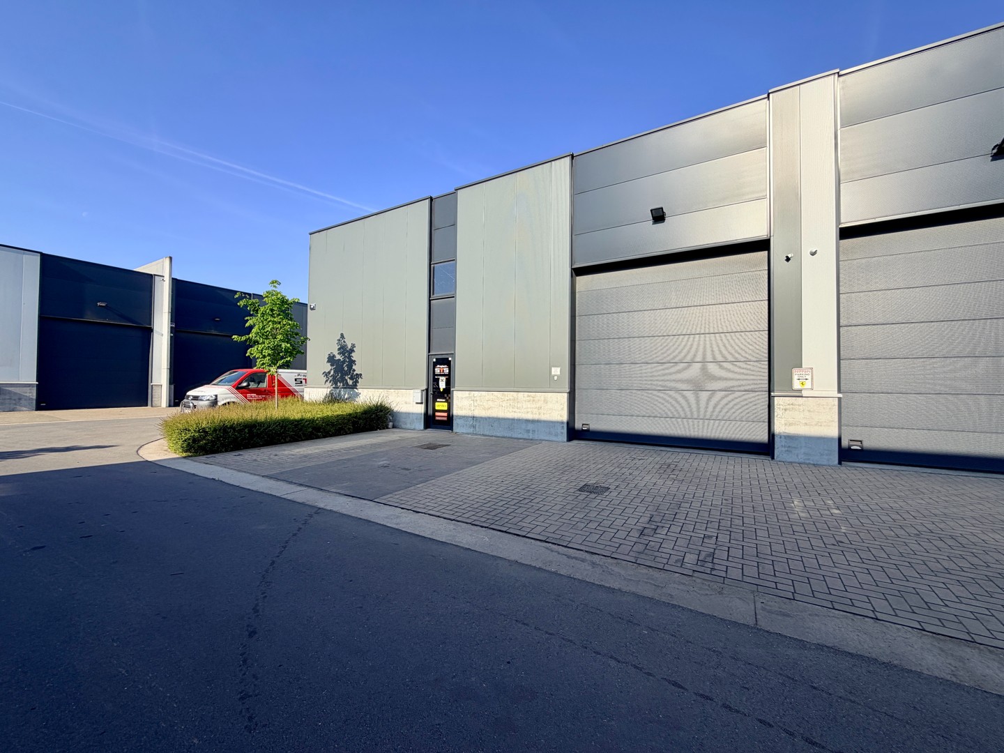 Ruime loods met parkeerplaats te Wielsbeke! - foto 1