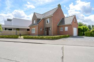 Bent u op zoek naar een gezellige, instapklare woning op een toplocatie? Dan is deze alleenstaande woning in het centrum van Torhout precies wat u zoekt! Deze woning combineert ruimte, rust en een centrale ligging – ideaal voor gezinnen, koppels of wie houdt van comfortabel wonen, dicht bij alle voorzieningen. De woning beschikt over een EPC label D en een conforme elektrische keuring, geen renovatieplicht dus!<br /><br />De woning is praktisch ingedeeld, met een inkomhal die toegang biedt tot de ruime en lichtrijke woonkamer. De aansluitende keuken is uitgerust om een heerlijke maaltijd te bereiden, en biedt voldoende ruimte voor een ontbijttafel of extra maatkasten.<br />Vanuit de keuken heeft u ook toegang tot de garage, bijzonder handig bij het uitladen van uw boodschappen.<br /><br />Met drie volwaardige slaapkamers en een functionele badkamer beschikt deze woning over alles wat u nodig heeft voor een goede nachtrust en een vlotte ochtendroutine. Daarnaast is er een bergruimte die ingericht kan worden als dressing en een zolder die extra opbergruimte biedt.<br /><br />De tuin is een oase van rust en biedt voldoende plaats om de hele dag van de zon te genieten.<br />Deze nieuwe thuis wacht op u! Contacteer ons voor een bezoek ter plaatse.<br /><br />De vermelde prijs is een richtprijs. Elk bod, hoger of lager dan deze prijs wordt voorgelegd aan de eigenaar, die zich het recht voorbehoudt om dit te aanvaarden of te weigeren.