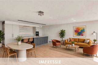 <p>Volledig gerenoveerd en instapklaar appartement van 121 m² + 26 m² terras</p>
<p>Gelegen in Residentie Hertogenpark.</p>
<p>Bij binnenkomst wordt u ontvangen in een ruime, stijlvolle inkomhal. Links een praktische vestiairekast, rechts een gastentoilet met handenwasser en een ruime berging/wasplaats.</p>
<p>De woon- en eetkamer met open keuken beslaat maar liefst 62 m² en is overweldigend licht dankzij de grote oostelijk georiënteerde ramen die uitkijken op het terras. De recente, moderne keuken is hyperuitgerust met ingebouwde koelkast, oven én combi-oven, inductiekookplaat met SenseCook-touchcontrole en vaatwasser. Keuken, achterwand én eiland zijn volledig bekleed met een luxe Dekton-werkblad.</p>
<p>Via de nachthal bereikt u de eerste logeerkamer van 11,6 m² met aansluitende, volledig uitgeruste douchekamer. De master bedroom meet 14,4 m² en beschikt over een dressingruimte met twee ingemaakte kasten van elk vier deuren. De ensuite badkamer werd in de zomer van 2025 volledig nieuw aangelegd: ruime inloopdouche, prachtig lavabomeubel met moderne spiegel, privatief toilet en stijlvolle sierradiator met handdoekdroger. Een elegante zwarte gefumeerde glazen deur met aluminium profiel tussen dressing en badkamer geeft een luxueuze touch.</p>
<p>Op niveau -1 is er een kelder van circa 9 m², inbegrepen in de prijs. Een ondergrondse autostaanplaats is optioneel beschikbaar voor € 25.000.</p>
<p>In 2013 werden overal nieuwe akoestische ramen met schuif-vliegenramen geplaatst (EPC 85 – label A). De dikke betonnen constructie en de ligging zorgen voor absolute stilte en rust binnenshuis. Het terras biedt een prachtig uitzicht op de boomtoppen en is voldoende beschut, zodat het het grootste deel van het jaar aangenaam toeven is.</p>
<p>Doorlopende parketvloeren overal, met marmer in de inkomhal en onderhoudsvriendelijke materialen in keuken en badkamers.</p>
<p>Dit instapklare appartement is werkelijk een parel.</p>