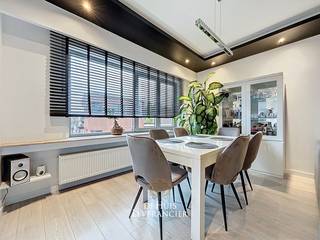 Op zoek naar een stijlvol appartement waar alles gewoon klopt ? <br />Dan is dit pareltje in het centrum van Edegem helemaal jouw ding.<br />Dit appartement werd in 2020 volledig gerenoveerd met oog voor design, comfort en technologie. Alles is hier tiptop in orde, gewoon verhuizen en genieten.<br /><br />Binnenkomen is zalig met de oosterse vide-plafond met indirecte LED-verlichting (kleuren kies je zelf, ideaal voor elke mood).  In de leefruimte zorgt het geïntegreerde sound system voor instant goede vibes, kies zelf je sfeer voor een rustig avondje of voor vrienden over de vloer.<br /><br />De halfopen keuken is strak, modern en praktisch ingericht, helemaal klaar om je kookskills te demonstreren of een snelle take-away night.<br /><br />Aan de achterzijde van het appartement vind je twee ruime slaapkamers, een badkamer met Bali-touch (denk: spa-gevoel, natuurlijke materialen en zen vibes) en een apart toilet. <br /><br />Ingebouwde kasten verbergen netjes de verwarmingsketel en wasmachine.<br />En dan nog het gezellige terrasje achteraan, perfect voor je ochtendkoffie of een zomeravond met een drankje.<br /><br />De inkomdeur is trouwens next level: een automatische veiligheidsdeur die je opent met een code op je smartphone. Future proof en superhandig.<br /><br />Voor de wagen huurt de eigenaar een grote garagebox achteraan het gebouw, de huurovereenkomst kan indien gewenst overgenomen worden.<br /><br />Even de positieve puntje opgelijst:<br /><br />- Totale renovatie (2020) – gewoon instapklaar<br />- Plafonds met LED-verlichting met instelbare kleuren<br />- Automatische veiligheidsdeur met code of app<br />- Sound system geïntegreerd in de leefruimte<br />- Halfopen keuken in perfecte staat<br />- 2 ruime slaapkamers<br />- Badkamer met Bali-look en feel<br />- Apart toilet<br />- Ingebouwde kasten met wasruimte<br />- Gezellig terras achteraan<br />- Toplocatie in centrum Edegem<br /><br />EPC :  264 kWh/m2 (Label C)<br />Stedenbouwkundige inlichtingen in aanvraag<br />Waterinfo : P-Score = A, G-Score = A<br /><br />Dit is niet wat je zoekt ? Al gehoord van AANKOOPBEGELEIDING ?   Wij zoeken, bezoeken en onderhandelen mee met jou voor eigendommen die worden aangeboden door particulieren, andere makelaars of eigendommen die zelfs (nog) niet te koop staan?<br />Vraag meer informatie over aankoopbegeleiding via welkom@dehuisleverancier.be of 0489/069.000<br /><br />de Huisleverancier : Persoonlijk, voor iedereen Service, Kwaliteit en Vertrouwen !