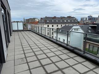 Knappe penthouse, gelegen in de buurt van de Dansaertwijk en de Erasmushogeschool, bestaande uit: inkomhall met berging en aparte wc, mooie open leefruimte (vloerverwarming) met volledig ingerichte keuken en toegang tot een terras met uniek zicht op Brussel, 1 slaapkamer met bijhorende douchekamer. Het appartement beschikt over een overdekte autostaanplaats en een indivduele kelder. Lasten: 175 EUR/mnd (omvattende onderhoud en elektriciteit gemene delen en lift). EPC: C.