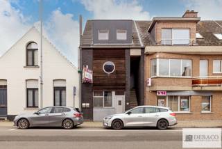Interessante opbrengsteigendom met 2 app. te Herenthout!<br /><br />Bent u op zoek naar een interessante investering op een uitstekende locatie in Herenthout? Deze opbrengsteigendom met twee volwaardige appartementen is centraal gelegen in Herenthout, op wandelafstand van winkels, horeca, scholen en openbaar vervoer. <br /><br />Het gelijkvloers appartement beschikt over een inkomhal die toegang geeft tot een ruime en lichtrijke woonkamer met open keuken. Verder is er een praktische berging, twee volwaardige slaapkamers, een apart gastentoilet en een badkamer aanwezig. Vanuit de leefruimte krijgt u toegang tot het terras en de aangename tuin met tuinberging. <br /><br />Het appartement op de eerste verdieping beschikt eveneens over een inkomhal, een ruime woonkamer met keuken, een berging, twee volwaardige slaapkamers, een apart gastentoilet en een badkamer. Daarnaast is er een aangenaam terras, ideaal om te genieten van de buitenruimte. <br /><br />Dankzij de centrale ligging en de praktische indeling van beide appartementen vormt dit pand een uitstekende opportuniteit voor investeerders die op zoek zijn naar een stabiele en waardevaste investering. <br /><br />Momenteel zijn beide appartementen verhuurd. <br /><br />Het EPC-attest van het gelijkvloers appartement bedraagt 187 kWh/m² (Label B) <br />Het EPC-attest van het appartement op de eerste verdieping bedraagt 326 kWh/m² (Label D)<br /><br />Troeven: <br />+ Centrale ligging in Herenthout! <br />+ 2 volwaardige appartementen <br />+ 2 slaapkamers bij beide appartementen <br />+ Interessante investeringsopportuniteit<br /><br />Hebt u interesse in deze opbrengsteigendom in het centrum van Herenthout? <br />Contacteer ons via info@debaco.be of bel ons op 014/73.77.77 voor een bezoek ter plaatse!