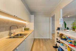 In een rustige straat, nabij het stadscentrum van Diksmuide, stellen we dit gezellige en instapklare tweeslaapkamerappartement aan u voor...