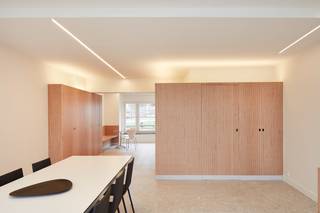 Indeling:<br />GLV°<br />- inkomhal met vestiaire en gastentoilet<br />- eetkamer, kan ook gebruikt worden als leefruimte<br />- open keuken voorzien van alle toestellen (mooi weggewerkt in de keuken)<br /><br />-1:<br />- ruime garage<br />- wasplaats<br />- leefruimte/ bureau<br />- toegang tot een zonnige tuin met prachtig zicht op de K-tower!<br /><br />1°<br />- slaapkamer met ensuite dressing en badkamer<br />- 2e slaapkamer met leuk zicht op de Leie<br /><br />2°<br />- ruime 3e slaapkamer met prachtig verzicht.<br />- 4e slaapkamer met toegang tot het dakterras.<br /><br />Algemeen:<br />- volledig voorzien van screens, lichtarmaturen en gordijnen!<br />- beschikbaar vanaf 01/11/2026!<br /><br /><br />Benieuwd naar meer?<br />Vraag snel je bezoek aan via www.dewaele.com.