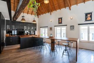 <p><strong>Prachtig appartement met 3 slaapkamers, bureauruimte en zuidoostgericht terras in hartje Mechelen.</strong></p>
<p><strong>BEKIJK ZEKER ONZE (VIRTUELE) GRONDPLANNEN EN ATTESTEN VOOR DE INDELING EN EXTRA INFORMATIE.</strong></p>
<p>Bent u op zoek naar een ruim en instapklaar appartement op een toplocatie in het centrum van Mechelen? Dan is dit prachtige appartement zeker een bezoek waard. Met een bewoonbare oppervlakte van 155 m², drie slaapkamers, een aparte bureauruimte en een aangenaam zuidoostgericht terras combineert deze eigendom ruimte, comfort en een uitstekende ligging. Dankzij de nabijheid van winkels, scholen, horeca, openbaar vervoer en de E19 geniet u hier van alle voordelen van het stadsleven.</p>
<p><strong><span>ALGEMENE KENMERKEN:</span></strong></p>
<ul>
<li>Zeer ruim en lichtrijk appartement met een bewoonbare oppervlakte van 155 m²</li>
<li><span>Bouwjaar 2017</span></li>
<li><span>Verzorgde en hedendaagse afwerking</span></li>
<li>Zuidoostgericht terras met aangenaam open uitzicht</li>
<li><span>Inclusief fietsenberging</span></li>
<li>Gelegen in het bruisende centrum van Mechelen</li>
<li>Op wandelafstand van winkels, scholen, horeca en openbaar vervoer</li>
<li>Vlotte verbinding via de E19 richting Antwerpen en Brussel</li>
</ul>
<p><strong><span>TECHNISCHE KENMERKEN:</span></strong></p>
<ul>
<li>Gunstige EPC-score: 141 kWh/(m²/jaar) – Label B</li>
<li><span>Elektrische installatie conform AREI</span></li>
<li><span>Asbestveilig</span></li>
<li><span>Vloerverwarming</span></li>
<li><span>Airconditioning</span></li>
</ul>
<p><strong><span>INDELING:</span></strong></p>
<ul>
<li><span>Inkomhal met apart gastentoilet</span></li>
<li>Ruime en sfeervolle leefruimte met open keuken en indrukwekkend hoog plafond</li>
<li><span>3 slaapkamers</span></li>
<li>Badkamer met inloopdouche en dubbele lavabo</li>
<li><span>Wasplaats</span></li>
<li><span>Aparte bureauruimte, ideaal voor thuiswerk</span></li>
<li><span>Zuidoostgericht terras met aangenaam uitzicht</span></li>
</ul>