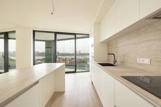 <strong>Projet résidentiel de prestige avec vue panoramique sur l'Escaut</strong><br /><br />R!VERT, faisant référence à l'imposante rivière De Schelde d'une part et à la façade verte que le projet aura d'autre part. Avec 21 appartements et 3 penthouses, répartis sur neuf étages, ce nouveau projet sur les quais est le nouveau complexe résidentiel à Anvers.<br /><br />L'ambition ? Mettre les points sur le i. Fini avec des matériaux de la plus haute qualité, soignés dans les moindres détails, et ce également en utilisant des matériaux durables.<br /><br />En plus de l'espace commercial au rez-de-chaussée, ce projet de nouvelle construction sur le Van Meterenkaai compte 24 unités résidentielles. Chaque étage sera composé de deux spacieux appartements de deux chambres de 95 m² ou 110 m² et d'un appartement d'une chambre de 50 m², chacun avec de grandes terrasses et une vue panoramique.<br />La crème de la crème : aux deux derniers étages, trois impressionnants penthouses en duplex d'une superficie de 200 m² pour les deux grandes entités et 100 m² pour la plus petite. Et là aussi les sublimes terrasses ne manqueront pas.<br /><br />Situé sur l'Escaut sur le Van Meterenkaai, à pied du MAS et des hauts lieux culinaires, à vélo le long des quais, vous vivez ici au hotspot d'Anvers !<br />Également à proximité des principales artères.<br /><br /><strong>Bref, vivre sans soucis dans un luxe sans fin où tous les appartements, sans exception, ont vue sur l'eau.</strong><br /><br />Avons-nous éveillé votre intérêt ?<br />Contactez-nous pour plus d'informations ou une visite du site.