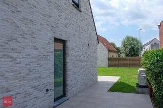 Inkomhal, ruime living met ingerichte open keuken (in afwerking), berging met wasruimte, gastentoilet, 3 slaapkamers, badkamer met inloopdouche bad...