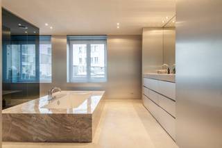 Deze prachtige, lichtrijke loft met een bewoonbare oppervlakte van maar liefst 192 m² is gelegen in de Sint-Jorisstraat te Kortrijk, op wandelafstand van het station en het bruisende stadscentrum. Bovendien geniet u hier van een vlotte verbinding naar belangrijke invalswegen.<br /><br />De loft werd in 2022 volledig en kwalitatief gerenoveerd en vormt vandaag een uniek en instapklaar geheel waar ruimte, licht en comfort centraal staan.<br /><br />Indeling:<br />- Ruime en lichtrijke leefruimte, harmonieus opgedeeld in een gezellige zithoek en een eetplaats<br />- Volledig geïnstalleerde keuken, uitgerust met dubbele spoelbak, kookplaat met dampkap, koelkast, oven, microgolf, vaatwasser en tal van ingemaakte kasten<br />- Master bedroom met walk-in dressing en ensuite badkamer, voorzien van ligbad, inloopdouche en stijlvol lavabomeubel<br />- Tweede slaapkamer met eigen lavabomeubel en aansluitende bergruimte met voorzieningen voor wasmachine en droogkast<br />- Derde volwaardige slaapkamer<br /><br />Extra troeven:<br />- volledig gerenoveerd in 2022<br />- conforme elektriciteit <br />- energetische topper! (145 kWh/m²jaar - B label)<br />- privé berging aanwezig van +/- 20 m²<br />- gemeenschappelijke fietsenberging<br />- gemeenschappelijk terras van 92 m²<br /><br />Wenst u meer info over deze woning of wenst u een bezoek ter plaatse? Contacteer Alissia Dewitte (0472 18 64 21 - alissia.dewitte@dewaele.com)<br /><br />Bestuursmaatregelen in het maatregelenregister: in aanvraag