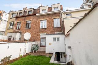 <p><span>Op een ideale locatie vlak bij het Elisabethpark in Koekelberg bieden wij u deze prachtige woning van 237 m² met tuin aan. De woning is als volgt ingedeeld: op de tussenverdieping bevinden zich bergingsruimtes en een wasruimte. Op het gelijkvloers: een woonkamer, eetkamer, keuken en toegang tot de tuin op het zuidwesten. Op de 1e verdieping: twee grote slaapkamers (+-16 m²) en een bureau. Op de 2e verdieping: twee grote slaapkamers (+-16 m²) en een badkamer met douche en bad. Twee aparte toiletten. Inrichtbare zolder. EPC E-. Deze woning zal u bekoren door haar ligging, buitenruimte en potentieel! Een echte aanrader.</span></p>