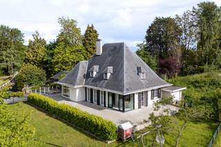 Vous recherchez une villa spacieuse dans un cadre verdoyant ? Nous avons le plaisir de vous présenter cette villa prête à emménager, d'une...