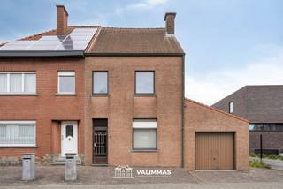 VALIMMAS verkoopt deze welgelegen driegevelwoning op ± 26 are, met garage en grote tuin....    

Het gelijkvloers bestaat uit een inkomhal, een living en eetkamer, een keuken, een badkamer, een bergplaats en een garage.    
De verdieping herbergt twee grote slaapkamers.   
De zolderruimte is bereikbaar via een vaste trap en kan desgewenst nog makkelijk verder ingericht worden.   
Er is tevens een kelder beschikbaar.    

Degelijke en solide constructie met nodige basiscomfort. Interieurs nog op te knappen en te moderniseren. Ook ideaal als starterswoning.    

Mooi en rustig gelegen in een verkeersluwe straat. Het centrum, winkels, scholen, bushaltes, enz. liggen binnen een straal van 2km. Mobiscore = 7,7/10.   
Paalt achteraan ook aan uitgestrekt landbouwgebied... ideaal om te wandelen en fietsen.