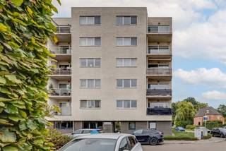 <p><span>Zeer licht appartement met 3 slaapkamers, een ruim terras en een garagebox te koop te Hoboken aan de Praaglaan 31.</span></p><p><span>Dit appartement met drie slaapkamers bevindt zich op de vierde verdieping van een kleinschalig gebouw met lift, op wandelafstand van het Schoonselhof en Fort 8. </span></p><p><span>Openbaar vervoer, winkels en scholen liggen in de directe omgeving en met een vlotte verbinding naar het centrum van Antwerpen. </span></p><p><span> </span></p><p><span> </span></p><p><span>Indeling :</span></p><p><span> </span></p><p><span>- inkomhal</span></p><p><span>- berging</span></p><p><span>- woonkamer met veel lichtinval</span></p><p><span>- groot terras</span></p><p><span>- ruime keuken</span></p><p><span>- badkamer</span></p><p><span>- aparte wc</span></p><p><span>- slaapkamer 1</span></p><p><span>- slaapkamer 2</span></p><p><span>- slaapkamer 3</span></p><p><span>- ondergrondse garagebox mits meerprijs van 30.000 euro</span></p><p><span> </span></p><p><span>Troeven:</span></p><p><span>- lift</span></p><p><span>- EPC 149 kWh/m² jaar - </span><span>label B</span></p><p><span>- asbestveilig attest</span></p><p><span>- elektrische installatie </span><span>conform AREI</span></p><p><span>- ramen in alu-kader met dubbele beglazing</span></p><p><span>- recente individuele centrale verwarming op gas </span></p><p><span> </span></p><p><span> </span></p><p><span>Ben jij geïnteresseerd in dit appartement te koop in Hoboken, ben je op zoek naar ander vastgoed of wens je de waarde van jouw eigendom te kennen? Dan ben je bij BOLT immo aan het juiste adres! Wij helpen jou graag verder.</span></p><p><span> </span></p>