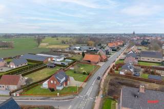 Op ’t eerste zicht een gezellig huis met een grote tuin ernaast? MIS! Of ja…dat is het ook, maarrr het is meer dan dat. De grond ernaast kan...