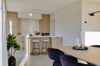 Ontdek deze halfopen nieuwbouwwoning in het charmante Oedelem, waar rustig wonen in het groen perfect samengaat met een uitstekende bereikbaarheid.<br />Dankzij de vlotte verbinding met de E40 sta je in een mum van tijd in Brugge, Aalter, Gent of aan de kust.<br />Deze woning biedt niet alleen comfort, maar ook ruimte om echt thuis te komen. Met drie volwaardige slaapkamers van maar liefst 21,5 m², 15 m² en 14 m² geniet je van alle plaats die je nodig hebt, of het nu voor een gezin, bureau of hobbyruimte is.<br /><br /><strong>Waarom kiezen voor deze woning?</strong>
<ul>
	<li>Energiezuinig wonen met een lucht/ water warmtepomp;</li>
	<li>3 ruime slaapkamers;</li>
	<li>Badkamer uitgerust met dubbel lavabomeubel, bad en douche;</li>
	<li>Mogelijkheid tot het plaatsen van een carport;</li>
	<li>Vlotte bereikbaarheid via belangrijke invalswegen.</li>
</ul>
Hier woon je in alle rust, met winkels, scholen en voorzieningen dichtbij. Een ideale combinatie van comfort, bereikbaarheid en levenskwaliteit.<br /><br /><strong>Interesse?</strong><br />Neem vandaag nog contact op en ontdek zelf jouw toekomstige thuis in Oedelem.