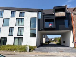 <p><strong>Op zoek naar een instapklaar en lichtrijk appartement met 2 slaapkamers, bureel, 2 terrassen, ondergrondse berging en fietsenstalling in Aalst?</strong></p>

<p>Je komt binnen in de open leefruimte met grote raampartijen die zorgen voor een aangename lichtinval, aansluitend op de open keuken. Het appartement beschikt verder over twee volwaardige slaapkamers, een badkamer met ligbad en wastafel, een apart toilet en een technische ruimte.</p>

<p>Verder is er nog een bureel met rechtstreekse toegang tot het terras achteraan, ideaal voor thuiswerk of als extra werkruimte. Daarnaast geniet u ook van een tweede terras aan de voorzijde.</p>

<p>Het appartement beschikt bovendien over een fietsenberging en een private ondergrondse berging.</p>

<p><strong>Huurvoorwaarden:</strong></p>

<ul><li>Huurprijs: 1 maand huur + vaste kosten</li><li>Waarborg: 3 maanden huur</li><li>Verplichte plaatsbeschrijving</li></ul>

<p><strong>Interesse?</strong> Contacteer ons vandaag nog via mail om een bezoek in te plannen!</p>