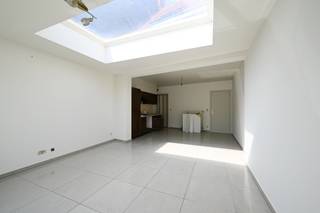 Deze woning geniet van een centrale ligging in Izegem, waardoor u in de buurt van de woning bakkers, slagers, warenhuizen, openbaar...