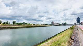 <br />Op zoek naar een appartement waar ruimte, comfort en een uitstekende ligging samenkomen?<br />Dan is dit absoluut een bezoek waard!<br /><br /><u><strong>Met een bewoonbare oppervlakte van maar liefst 137 m² </strong></u><br /><br />Dankzij de omgekeerde duplexindeling geniet u op het leefniveau van een royale lichtrijke woonkamer<br />met aansluitend een zuid west gericht terras.<br /><br />De volledig nieuwe, modern ingerichte keuken voorzien met alle toestellen en sluit perfect aan bij de royale leefruimte.<br />Verder vindt u op dit niveau een apart gastentoilet en een bergruimte.<br /><br />Beneden bevinden zich twee ruime slaapkamers, waarvan één met een praktische dressing.<br />Vanuit de kamers heeft u rechtstreeks toegang tot een gezellig privé-tuintje.<br /><br />De stijlvolle badkamer beschikt over een ligbad met douchefunctie en een modern lavabomeubel.<br />Daarnaast zijn er nog een tweede toilet, een grote was- en bergplaats én twee extra bergingen aanwezig.<br /><br />Ook technisch is alles vernieuwd:<br />PVC-ramen met tripel glas, centrale verwarming op aardgas, conforme elektriciteit en volledig asbestvrij.<br />Epc 130 kWh = Label B <br /><br />Troeven op een rij:<br />✔ Volledig gerenoveerd en instapklaar<br />✔ 137 m² bewoonbare oppervlakte<br />✔ 2 ruime slaapkamers + dressing<br />✔ Zuidgericht terras én privé-tuin<br />✔ Moderne keuken en badkamer<br />✔ Conforme elektriciteit en asbestvrij<br />✔ Centrale ligging nabij invalswegen en stadsrand van Oostende<br /><br />Een uitzonderlijk ruim appartement dat meteen een thuisgevoel creëert.<br />Ideaal voor wie comfortabel en zorgeloos wil wonen op een centrale locatie in Oostende.<br /><br />Plan vandaag nog uw bezoek en laat u verrassen door de ruimte en afwerking van deze topper!<br /><br /><br /><br /><br /><br /><br /><br />