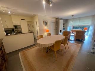 Erg aantrekkelijk, aangenaam en perfect onderhouden gelijkvloers 2-slaapkamerappartement met groot terras, tuintje, ondergrondse garage en kelder,...