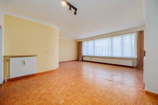 <p><span>Zeer licht en goed onderhouden </span><span>appartement</span><span> met </span><span>lift</span><span> in een klein appartementsblok staat te koop op de Karel Mestdaghplein 11 te Wilrijk, niet ver van het centrum. </span></p><p><span> </span></p><p><span>Het appartement is gelegen op de </span><span>vierde</span><span> verdieping en beschikt over een leefruimte van 35 vierkante meter. </span></p><p><span> </span></p><p><span>Indeling</span></p><p><span>- ruime inkomhal met ingebouwde kasten</span></p><p><span>- apart toilet</span></p><p><span>- leefruimte </span></p><p><span>- keuken met extra berging</span></p><p><span>- badkamer </span></p><p><span>- slaapkamer 1</span></p><p><span>- technische berging</span></p><p><span>- terras</span></p><p><span> </span></p><p><span>Algemeen </span></p><p><span>- terras met mooi open zicht, aansluitend aan de keuken</span></p><p><span>- gunstig EPC 172 kWh/m² jaar, </span><span>label B</span></p><p><span>- beschikbaar bij akte</span></p><p><span> </span></p><p><span> </span></p><p><span>Ben jij geïnteresseerd in dit appartement te koop in Wilrijk, ben je op zoek naar ander vastgoed of wens je de waarde van jouw eigendom te kennen? Dan ben je bij BOLT Immo aan het juiste adres! Wij helpen jou graag verder.</span></p><p><span> </span></p><p><span> </span></p><p><span> </span></p>