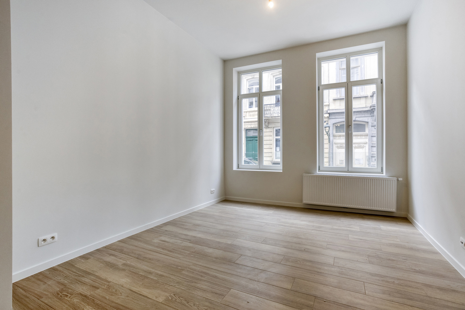 Prachtig gerenoveerd 2-slaapkamerappartement met tuin - foto 5