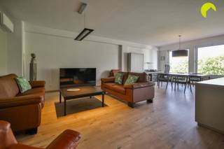 <p><span>Pal in het centrum van Wilrijk, met uitzicht op de Bist, bieden wij u dit gerenoveerd appartement (125m²) aan met 2 slaapkamers, terras en een overdekte autostaanplaats. </span></p><p><span>Het appartement zelf is gelegen op de vijfde verdieping van een statig gebouw (1980). </span></p><p><span>In 2015 heeft het appartement een grondige renovatie ondergaan.</span></p><p><span>Voor de deur vindt u winkels, openbaar vervoer, verbindingswegen, scholen en alles wat u maar kan wensen.</span></p><p><span> </span></p><p><span>Het appartement zelf beschikt over dubbele beglazing met aluminium schrijnwerk. De individuele centrale verwarming verloopt op gas (condensatie) en de elektriciteit is conform aan de voorschriften van het AREI.</span></p><p><span>De asbestkeuring is nog in opmaak. Het dak van het gebouw werd reeds vernieuwd en is voorzien van isolatie. Ook de liften werden al conform gesteld aan de hedendaagse regelgeving.</span></p><p><span> </span></p><p><span>Indeling:</span></p><p><span> </span></p><p><span>We betreden het appartement (via een veiligheidsdeur) in de ruime inkomhal met ingebouwde vestiaire. Hier vinden we tevens een gastentoilet met handenwasser.</span></p><p><span>Aan de voorzijde van het gebouw bevindt zich de zeer ruime en lichte leefruimte. Grote raampartijen bieden u een mooi uitzicht over de Bist.</span></p><p><span>Tevens vinden we vooraan in het appartement de vernieuwde keuken die voorzien is van alle comfort.</span></p><p><span> </span></p><p><span>Centraal is er een vernieuwde badkamer met inloopdouche en badkamermeubel met lavabo en spiegelkast. Tevens is er een praktische derde (tussen)kamer die dienst doet als berging.</span></p><p><span>Naast op maat gemaakt kasten hebben ze hier ook aansluiting voor was-en droogmachine voorzien.</span></p><p><span>Achteraan vinden we de volwaardige slaapkamers. Ook hier zijn inbouwkasten. De grote slaapkamer, alsook de leefruimte beschikken over airco.</span></p><p><span>De kleinste slaapkamer geeft toegang aan een gezellig terras. Vanop het terras kijkt u uit op groen.</span></p><p><span> </span></p><p><span>De vaste maandelijkse kosten bedragen circa 250 euro/maand (provisie water, syndicus, blokpolis, onderhoud gemene delen en lift, elektriciteit gemene delen, reservefonds).</span></p><p><span> </span></p><p><span>De overdekte autostaanplaats vinden we achter gebouw.</span></p><p><span> </span></p><p><span>Graag som ik nog eens de pluspunten op van dit prachtige appartement:</span></p><p><span> </span></p><ul><li><span>Pal in het centrum van Wilrijk, zich op de Bist, openbaar vervoer en winkels direct voor de deur</span></li><li><span>Elektriciteit conform voorschriften AREI, individuele cv op gas (condensatie)</span></li><li><span>Lichte leefruimte met airco + volledig vernieuwde en ingerichte keuken en badkamer</span></li><li><span>Overal inbouwkasten voorzien</span></li><li><span>2 volwaardige slaapkamers + 3e tussenkamer</span></li></ul><p><span> </span></p><p><span>EPC 142 kWh/m² jaar (B-label)</span></p><p><span>G-score: A, P-score: A</span></p><p><span> </span></p><p><span>Voor een bezoek ter plaatse kan u ons contacteren op het nummer 03 449 42 41 of mail ons via hallo@habicom.be.</span></p><p><span>Benieuwd naar de waarde van jouw woning? Check het gratis op <span>www.watismijnhuiswaard.be</span></span><span> </span></p><p><span> </span></p>