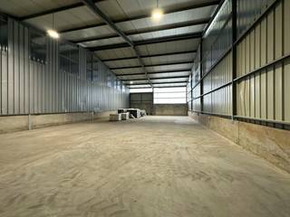 Magazijn van ca. 265 m² en kantoor van ca. 100 m² te huur in kantorencomplex Coelenberg in Geluwe. Gelegen langs de provincieweg tussen Ieper en Wervik, vlakbij de afrit van de A19 (Kortrijk-Ieper).<br /><br />Voorzieningen:<br /><br />> Magazijn<br />- afzonderlijk af te sluiten schuifpoort<br />- betonnen vloer<br />- 380V<br /><br />> Kantoor<br />- airco<br />- keuken<br />- gescheiden sanitair<br /><br />Ligging:<br />Gelegen langs de provincieweg tussen Ieper en Wervik, vlakbij de afrit van de A19 (Kortrijk-Ieper).<br /><br />Op zoek naar bedrijfsvastgoed bestaande uit een magazijn met kantoor te huur in Geluwe? Aarzel dan niet om ons te contacteren op het nummer 056 21 11 11.
