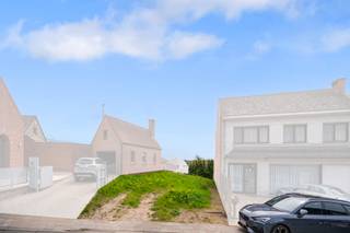 <p>Bent u op zoek naar een centraal gelegen stuk bouwgrond in Roosdaal om uw droomwoning te realiseren? Dan is dit perceel in de Dokter Roossensstraat precies wat u zoekt.</p>
<p>Deze bouwgrond voor halfopen bebouwing ligt ideaal tussen huisnummer 5 en 7, met een zuidelijke oriëntatie, perfect voor een zonnige tuin en lichtrijke leefruimtes.</p>
<p>Volgens de stedenbouwkundige voorschriften is een woning met maximaal twee bouwlagen toegestaan, inclusief een bijgebouw zoals een tuinhuisje. De bouwmogelijkheden zijn conform de algemene voorschriften, met een vereiste zijdelingse afstand van 3 meter ten opzichte van huisnummer 5 (linker perceelgrens).</p>
<p>Een renderfoto van de mogelijke bebouwing is beschikbaar om u een goed beeld te geven van het potentieel van dit perceel.</p>
<p>Perceelsafmetingen: Breedte aan straatkant: 7,4 meter Breedte ter hoogte van de bouwlijn: 9 meter ,Diepte perceel: 49,3 meter</p>
<p>Troeven:</p>
<ul>
<li>Gelegen in het centrum van Roosdaal met winkels, scholen en openbaar vervoer op wandelafstand</li>
<li>Zuidgerichte tuin voor optimale lichtinval</li>
<li>Bouwgrond voor halfopen bebouwing – veel mogelijkheden binnen een aantrekkelijke omgeving</li>
</ul>
<p>Voor meer informatie over de stedenbouwkundige voorschriften of een plaatsbezoek, contacteer Jordi via 0477/32.61.53.</p>