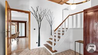 <p>HERK-DE-STAD - Gezellige instapklare woning op 40a<br /><br />In dit zeer geliefd gehucht, Schakkebroek, treffen we deze instapklare woning. Deze eigendom straalt gezelligheid uit en geeft een bijzonder landelijk gevoel. <br /><br />Mooie ruime inkomhall, leefruimte met open landelijk ingerichte keuken, een badkamer en bergplaats. <br />Op de 'halfhoge' verdieping treffen we 3 slaapkamers. <br /><br />Op het niveau van de tuin en inrit treffen we aan de voorzijde een garage en aan de achterzijde een praktische ingang voor wanneer men van buiten komt met bergplaats. <br /><br />De woning werd reeds voorzien van aluminium schrijnwerk en 12 zonnepanelen waardoor goede EPC score (B). <br /><br />Buiten treffen we een vijver, moestuin en verschillende hoekjes waar het genieten is van de rust. <br />Aanpalend is er een paddock/uitloop voor dieren en 2 stallen. Via een doorgang komt men op de weide. <br /><br />Voor een bezoek, of meer informatie kan u ons steeds contacteren: 053/60.65.66.</p>