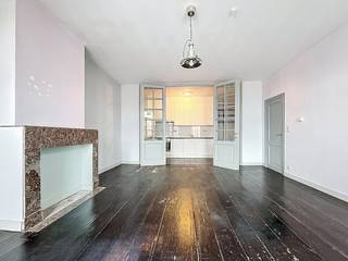 Derde verdieping:- leefruimte op parket met authentiek schouwelement- keuken voorzien van keramische kookplaat, dampkap, ijskast, oven en...