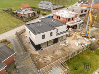 <span>Zeer goedgelegen, kwalitatieve moderne nieuwbouw gelegen in de Moorstraat te Sint-Eloois-Vijve.</span><br /><br /><span>Goedgelegen MODERNE kwalitatieve nieuwbouw, voorzien van de laatste technieken.</span><br /><span>INDELING: inkom, apart toilet, gezellige lichtrijke leefruimte met open geïnstalleerde keuken, berging en wasplaats, eventuele carport, en op het verdiep 3 slaapkamers en badkamer.</span><br /><br /><span>Voorzien van ZONNEPANELEN, vloerverwarming warmtepomp.</span><br /><br /><span>Info: emiel@immobeguin.be</span>