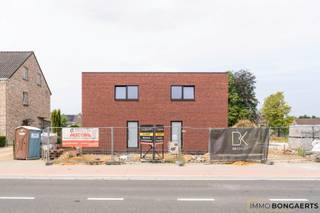 Deze volledig afgewerkte woning combineert hedendaags comfort met energiezuinig wonen. Er is een mogelijkheid tot aankoop aan 6% btw in plaats van 21% btw (mits voorwaarden), wat dit project extra interessant maakt.<br /><br />INDELING WONING<br />Inkomhal, leefruimte met open keuken, toilet, berging/wasplaats. Op de bovenverdieping zijn er 3 slaapkamers en een badkamer.<br /><br />De woning beschikt over een EPC-label A, conforme elektriciteit en een ventilatiesysteem D, wat garant staat voor een gezond en energie-efficiënt binnenklimaat. Daarnaast is er een regenwaterrecuperatiesysteem voorzien, wat bijdraagt aan duurzaam wonen en lagere verbruikskosten.<br /><br />Gelegen op een mooi perceel van 5a43ca, geniet je hier van ruimte, rust en privacy. De ligging is een absolute troef: vlakbij het centrum én toch vlakbij natuur, ideaal voor wie houdt van bereikbaarheid en een groene omgeving.<br /><br />Grond: €130.000+€15.600(12%registratie)<br />Constructie: €239.000+€14.340(6% regsitratie)<br /><br />Totale prijs volledig afgewerkt met 12% registratie op de grond en 6% btw op constructie is €398.940 (excl. kosten aansluiten nutsvoorziening +/- €7000 excl. btw).