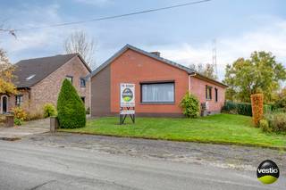 Tijdloze gezinswoning in Diepenbeek – Mizerikstraat 35.Deze charmante, gelijkvloerse gezinswoning bevindt zich op een rustige en groene locatie in...