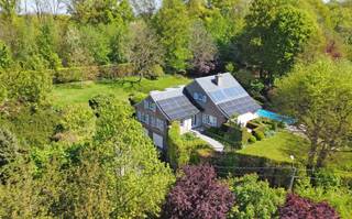 Een kasseien oprit leidt naar deze charmante villa met prachtig aangelegde tuin. De woning uit ±1970 werd goed onderhouden en grotendeels...