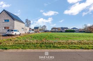 Voor meer info en foto’s, surf naar www.swevers.be – Op zoek naar een bouwgrond in een rustige, groene omgeving met vlotte bereikbaarheid? Deze bouwgrond van 8a 82ca aan de Vroenweg in Heusden-Zolder biedt de ideale basis voor een halfopen bebouwing met moderne indeling. De perceelbreedte van 11,34 meter en diepte van 85,08 meter laten een flexibele inrichting toe. Twee bouwlagen zijn toegestaan, met een geveldiepte van 17 meter op het gelijkvloers en 12 meter op de eerste verdieping (onder voorbehoud van vergunningen). Geniet van de gunstige oriëntatie voor een lichtrijke woning en aangename tuin. Achteraan is ruimte voor een tuinhuis, perfect als opslag of hobbyplek. De locatie combineert rust met praktische voordelen: snelwegen op 5,4 km, openbaar vervoer op 120 meter, en nabijheid van scholen, winkels en recreatie. Creëer hier jouw droomwoning op maat. Voor meer informatie, bel 011 255 155. Bron bewoonbare oppervlakte: EPC – verslag.