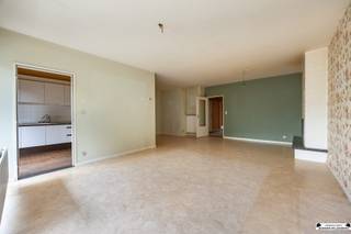 <p>Twee slaapkamer appartement in een groene omgeving te Kapellen</p><p>Het appartement situeert zich in de nabijheid van verschillende voorzieningen zoals winkels, openbaar vervoer, ...<br />Het beschikt over een lichtrijke leefruimte, ingerichte keuken, 2 slaapkamers, berging en een badkamer.<br />Tevens is er ondergronds ook een berging (nr. 8) en autostaanplaats (nr.5) aanwezig.</p><p>De inkomhal geeft toegang tot de leefruimte. Deze heeft een oppervlakte van ca. 35 m2 en een mooi uitzicht op de groene omgeving.<br />Aansluitend bevindt zich de keuken die te vernieuwen is. Via de schuifraam wordt toegang verleend tot het zuid-oost georiënteerd terras.<br />De badkamer is voorzien van dubbele wastafel, ligbad, toilet en aansluitingen voor wasmachine. Naast het toilet in de badkamer is er ook nog een apart toilet aanwezig.</p><p>De slaapkamers hebben een oppervlakte van ca. 11 en 14,5 m2. Ze zijn voorzien van een laminaat vloer en hebben een mooi uitzicht op de groene gemeenschappelijke tuin.</p><p>Extra's<br />Ondergrondse autostaanplaats en berging inclusief in de aangegeven prijs.<br />Recente verwarmingsketel op gas<br />Gunstig EPC label B<br />Elektriciteit niet conform (beperkte inbreuken)</p>