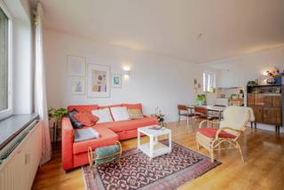 SITUATION<br />Découvrez cet appartement deux chambres avec terrasse situé à Gand. Cet appartement offre une combinaison idéale de confort et d’accessibilité. Grâce aux transports en commun, vous rejoignez le centre-ville de Gand en quelques minutes, où vous pourrez profiter de toutes les commodités urbaines.<br /><br />La proximité d’axes routiers importants tels que la R4 Ring Road et de la Gare de Gent-Dampoort garantit une excellente accessibilité.<br /><br />À proximité, vous trouverez plusieurs espaces verts comme les Volkstuintjes et le Paviljoenpark, ainsi qu’une aire de jeux, Dok Noord et le Houtdok. Le tout avec un Mobiscore de 8,8.<br /><br />DISPOSITION<br />En entrant dans l’appartement, vous accédez au hall d’entrée offrant suffisamment d’espace pour un vestiaire. Vous arrivez ensuite dans le séjour lumineux avec vue sur le jardin commun et l’aire de jeux.<br /><br />Depuis le séjour, vous avez un accès direct à la terrasse ensoleillée orientée plein sud, idéale pour se détendre. La cuisine est équipée de tout le confort nécessaire et dispose d’un raccordement pour une machine à laver.<br /><br />L’appartement comprend également deux chambres, une salle de bains et un WC séparé, offrant un confort supplémentaire.<br /><br />ATOUTS<br /><br />Cave privée incluse et local à vélos commun<br /><br />Nombreuses possibilités de stationnement<br /><br />Excellente accessibilité<br /><br />Pour plus d’informations et/ou pour organiser une visite, contactez Guillaume à gl@immodavinci.be<br />ou au 0472 11 00 00.