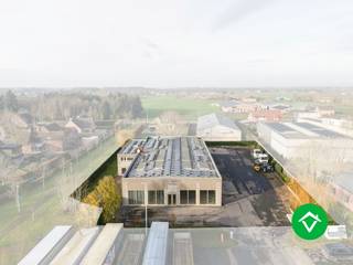 Dit bedrijfsgebouw met woonst is gelegen op een oppervlakte van 3175 m² in de industriezone van Ichtegem en bestaat uit: parking, burelen, woning...