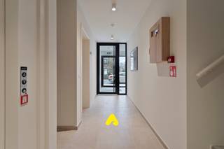 <u><em><strong>Appartement neuf au rez-de-chaussée avec spacieuse terrasse ensoleillée</strong></em></u><br /><br />Le projet <strong>'Houtsaeger'</strong> bénéficie d’une situation idéale à l’angle de la Meeuwenlaan et de la J. Demolderlaan à La Panne, à distance de marche du charmant quartier Dumont et du quartier authentique Houtsaeger. Grâce à cet emplacement à la fois central et paisible, la plage, les commerces, les restaurants, le marché ainsi que plusieurs espaces naturels se trouvent à proximité immédiate.<br /><br />Cet élégant appartement au rez-de-chaussée allie confort, luminosité et architecture contemporaine. Vous êtes accueilli dans un hall d’entrée donnant accès à un vaste et lumineux séjour. Les grandes baies vitrées apportent une abondance de lumière naturelle et créent une agréable sensation d’espace. La cuisine ouverte avec îlot central est réalisée avec des matériaux modernes et de qualité et s’ouvre harmonieusement sur la grande terrasse ensoleillée.<br /><br />L’appartement dispose de deux chambres à coucher complètes ainsi que d’une salle de bains moderne équipée d’une douche à l’italienne et d’un meuble double vasque. Une buanderie pratique avec raccordement pour machine à laver et espace de rangement supplémentaire complète l’ensemble.<br /><br /><strong>Le projet :</strong><br />Le projet comprend au total 9 appartements de qualité, proposant 2 à 3 chambres, répartis sur 6 niveaux. Chaque appartement dispose d’une terrasse spacieuse et a été conçu avec une attention particulière à la luminosité, à la performance énergétique et au confort de vie. Un local à vélos commun est prévu au rez-de-chaussée.<br /><br /><span><em><strong>Taux réduit de TVA de 6 %, sous réserve du respect des conditions suivantes :<br />- Domiciliation : l’acquéreur doit s’y domicilier officiellement<br />- Location de longue durée : le bien doit être destiné à une location de longue durée à des particuliers</strong></em></span><br /><br />En bref : Houtsaeger, c'est la qualité, l'efficacité énergétique et le confort de logement sur la côte.<br /><br /><span><em><strong>Attention : les photos avec une petite étoile en bas à droite sont générées par IA pour donner une meilleure idée de l’aménagement possible.</strong></em></span>