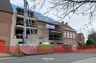 Dit penthouse op de derde verdieping biedt het ultieme wooncomfort in centrum Olsene op wandelafstand van handelszaken. Het ruime terras en de royale leefruimte maken dit appartement een echte blikvanger.<br /><br />Kenmerken:<br /><br />- 3 slaapkamers<br />- Groot zonneterras<br />- Moderne keuken en leefruimte<br />- Energiezuinig dankzij vloerverwarming en zonnepanelen<br />- Mogelijkheid tot aankoop garage of carport<br />- Topligging in het centrum met vlotte bereikbaarheid naar E17<br />- Aankoop met 6% BTW mogelijk (mits te voldoen aan de voorwaarden).<br /><br />Wenst u meer informatie over dit appartement?<br /><br />Neem dan contact op met Sylvie van Immo Roba via sylvie@immoroba.be of 09 388 53 53.<br /><br />#immoroba #zulte #waregem