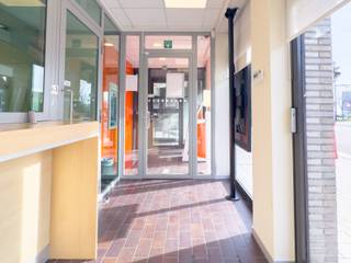 Bent u op zoek naar een ideaal gelegen handelszaak vlak aan het UZ Gent? <br />Dan is dit pand zeker iets voor u! <br /><br />Op een uitstekende locatie vlakbij het UZ Gent bieden wij een handelsruimte aan op het gelijkvloers. Deze commerciële ruimte is momenteel verhuurd aan een bank, maar leent zich perfect voor diverse andere bedrijfsactiviteiten.<br /><br />Hoe ziet de indeling eruit: <br />Via de inkomhal komt u terecht in een ruimte waar momenteel het onthaal is. Via een dubbele door kan u doorgaan naar een open ruimte waar nu klanten kunnen ontvangen worden. Verder zijn hier 2 bureauruimtes, een keuken en apart toilet en nog een extra vergaderruimte. <br /><br />Kenmerken:
<ul>
<li>Toplocatie </li>
<li>Duurzame warmtepomp </li>
<li>Flexibel in te richten </li>
<li>Momenteel verhuurd</li>
</ul>
Interesse om eens langs te komen? Contacteer Elisa 0468 45 65 26 of elisa@ocvastgoed.be<br /><br />EPC: B-label, Bruto Vloeroppervlakte handelspand: 138 m² (volgens het EPC-verslag)<br />Stedenbouwkundige inlichtingen: in aanvraag. <br />Overstromingsgevoelig gebied: in aanvraag.<br />P-score, G-score: in aanvraag. <br />Dit pand is niet onderhevig aan de renovatieverplichting