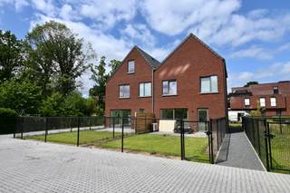Indeling : inkomhal , apart toilet , woonkamer met open keuken , berging . <br />Verdieping 1 : 3 slaapkamers , badkamer met bad en douche , apart toilet , wasberging . <br />Verdieping 2 : slaapkamer + zolderkamer.<br /><br /><br />Terras en tuin .<br /><br />Er zijn 2 open autostaanplaatsen inbegrepen . <br /><br />zonnepanelen voorzien . <br /><br />Huur 1450 euro + 50 euro gemeenschappelijke kosten . <br /> 