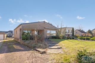 Interessant gelegen totaalrenovatie op prachtig perceel van 969 m² te centrum Heist-op-den-Berg.<br /><br />Deze gunstig gelegen laagbouwwoning situeert zich op wandelafstand van het centrum, waar alle plaatselijke kleinhandel, scholen en openbaar vervoer binnen handbereik zijn. Tevens vlotte verbinding met omliggende gemeenten alsook opritten autostrade.<br /><br />We betreden de woning langs de inkomhal. Vervolgens komen we in de ruime leefruimte met eetkamer, salon en tal van karaktervolle elementen. De leefruimte geeft op haar beurt toegang tot de te renoveren keuken met aansluitende veranda. Deze geeft een uniek en rustgevend uitzicht over de riante tuin. Terug in de inkomhal biedt de nachthal toegang tot de te renoveren badkamer, 2 ruime slaapkamers en aparte bureauruimte (mogelijkheid tot 3 de slaapkamer).<br /><br />De zijdelings gelegen oprit, geeft toegang tot de inpandige garage dewelke langs achter bereikbaar is. Via de garage betreden we de volledige kelderverdieping dewelke zorgt voor extra opbergmogelijkheden.<br /><br />Het EPC label F zorgt ervoor dat de woning een grondige, energetische renovatie dient te ondergaan. De ruime bouwvoorschriften zorgen voor een enorm verbouwingspotentieel.<br /><br />Bent u ook opzoek naar een veelzijdige woning, op een toplocatie te Heist-op-den-Berg, die u volledig kan inrichten naar eigen smaak en voorkeur? Kom dan de mogelijkheden van deze ruwe diamant snel ontdekken tijdens een bezoek ter plaatse.