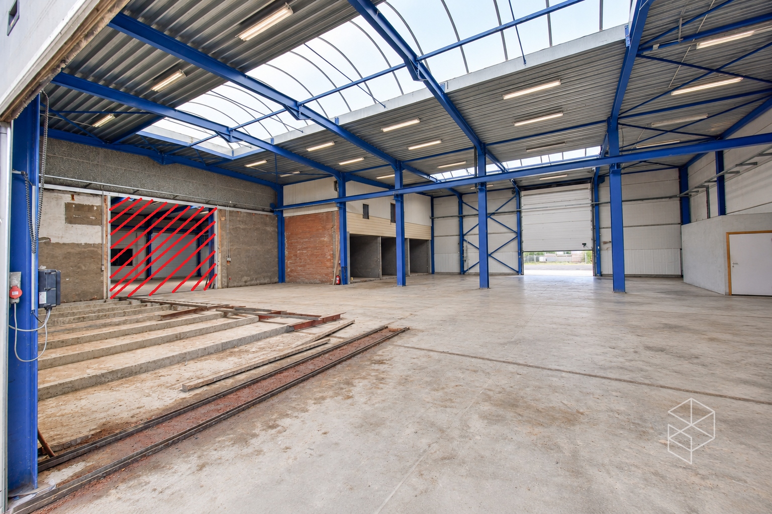 Grote loods met burelen, 3 garages, ruime buitenruimte en woning te koop in Hertsberge - foto 5